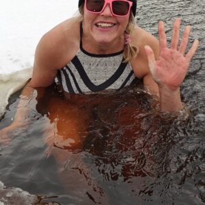 Anna Holmlund Instagram - Lördagsbad=check #dyket #vinterbad #skönt foto: @ylvakarstrom