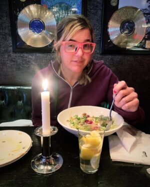Anna Holmlund Instagram - Jag har ätit lunch ( räksallad) på världens bästa ställe: Estreet i Sundsvall. Hur bra som helst 😃Nyttigt, väldigt trevlig personal och jätte fint! Så jag kan verkligen rekommendera er alla att gå dit. Foto: @zandrafb #restaurant #lunch #estreet