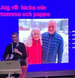 Anna Holmlund Instagram - Förra veckan var jag nere i Stockholm och höll min föreläsning på Kistamässan.
Jättekul att så många ville komma o lyssna på mig och om min resa i livet. 

Jag verkligen älskar att föreläsa! 
Det är kul att få berätta om mitt liv. Både om bra och mindre bra saker som hänt i livet såklart. 

I min föreläsning berättar jag lite om min barndom, skoltiden och åren efter gymnasiet. 
Jag berättar även hur jag fann Skicross, som blev min absoluta favoritgren inom skidåkningen. 
Jag hittade glädjen i Skicross vilket såklart är en av sakerna som gjorde att jag nådde höga mål inom den sporten. 

I min föreläsning berättar jag även om olyckan och tiden efter den, fram till nu.

Helt plötsligt skulle jag sätta nya mål i livet och såklart även fortsätta träna hårt… Nu kanske ännu hårdare än någonsin tidigare och på ett helt annat sätt och med helt andra förutsättningar. 

Gå gärna in på min hemsida www.annaholmlund.com och läs mer. Där kan man även läsa hur man gör för att skicka en förfrågan kring bokning av föreläsning.

Boka gärna en föreläsning och låt mig få göra något jag verkligen tycker om. 

Kram på er // Anna 😁 Foto: @zandrafb #föreläsning #ahab