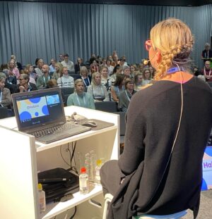 Anna Holmlund Instagram - Förra veckan var jag nere i Stockholm och höll min föreläsning på Kistamässan.
Jättekul att så många ville komma o lyssna på mig och om min resa i livet. 

Jag verkligen älskar att föreläsa! 
Det är kul att få berätta om mitt liv. Både om bra och mindre bra saker som hänt i livet såklart. 

I min föreläsning berättar jag lite om min barndom, skoltiden och åren efter gymnasiet. 
Jag berättar även hur jag fann Skicross, som blev min absoluta favoritgren inom skidåkningen. 
Jag hittade glädjen i Skicross vilket såklart är en av sakerna som gjorde att jag nådde höga mål inom den sporten. 

I min föreläsning berättar jag även om olyckan och tiden efter den, fram till nu.

Helt plötsligt skulle jag sätta nya mål i livet och såklart även fortsätta träna hårt… Nu kanske ännu hårdare än någonsin tidigare och på ett helt annat sätt och med helt andra förutsättningar. 

Gå gärna in på min hemsida www.annaholmlund.com och läs mer. Där kan man även läsa hur man gör för att skicka en förfrågan kring bokning av föreläsning.

Boka gärna en föreläsning och låt mig få göra något jag verkligen tycker om. 

Kram på er // Anna 😁 Foto: @zandrafb #föreläsning #ahab