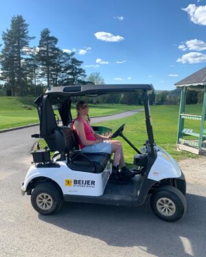 Anna Holmlund Instagram - Då har jag för första gången efter olyckan kört ett fordon, (och varit på en golfbana😜) så häftigt och kul! #golfbil #sundsvallsgolfklubb #beijerbygg ,tusen tack alla ni och såklart , tack till @ylvakarstrom för en fantastisk idé. #bil #golf