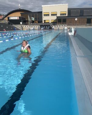 Anna Holmlund Instagram - Med risk för att vara tjatig, men vattenträning är det bästa 🤗om ni kan och har någon kroppsdel som inte fungerar (som mitt högerben) , kan jag verkligen rekommendera att träna i vatten! foto: @zandrafb #himlabadet#intervaller #springivattnet