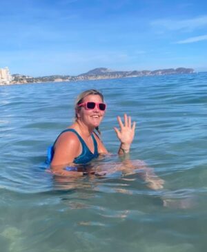 Anna Holmlund Instagram - Förra veckan på @optimarehab  i Calpe/Spanien . Super skönt, verkligen 😁 #bada #calpe #sol #spanien #optimarehab