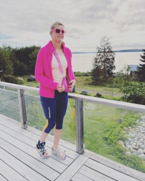 Anna Holmlund Instagram - Istället för att cykla så tar jag en morgon promenad i solen. Jag försöker att inte hålla i räcket. Det går bra ibland, ibland inte 😅 Jag har en video också om någon vill ha! Den var för stor för att lägga upp.#trevlighelg #alnö
