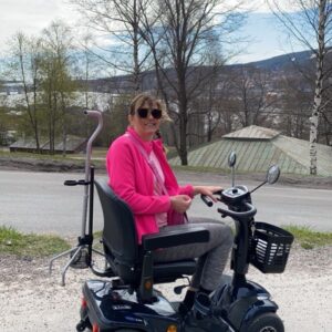 Anna Holmlund Instagram - Att ha en hjärnskada är inte något jag kan rekommendera till någon i min närhet, men just nu, så är det ändå  okej och vara ute👌🏻 foto: @zandrafb #promenadscoter #invacare