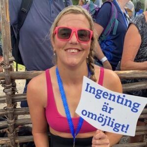 Anna Holmlund Instagram - Kom och lyssna på min föreläsning på Friskis Sundsvall, lördag 29 juni kl.11-12 🌸

Direkt från mig:

I min föreläsning berättar jag lite om min barndom, skoltiden och åren efter gymnasiet.

Jag berättar även hur jag fann Skicross, som blev min absoluta favoritgren inom skidåkningen. Jag hittade glädjen i Skicross vilket såklart är en av sakerna som gjorde att jag nådde höga mål inom den sporten.

I min föreläsning berättar jag även om olyckan och tiden efter den, fram till nu.

Helt plötsligt skulle jag sätta nya mål i livet och såklart även fortsätta träna hårt… Nu kanske ännu hårdare än någonsin tidigare och på ett helt annat sätt och med helt andra förutsättningar.

Gå gärna in på min hemsida https://www.annaholmlund.com/ och läs mer. Där kan man även läsa hur man gör för att skicka en förfrågan kring bokning av föreläsning.

Anmälan sker via mejl till:

info@sundsvall.friskissvettis.se

För dig som är medlem i Friskis är det gratis men anmälan görs ändå där du uppger kortnummer eller personnummer.

För icke medlem kostar det 100kr, en skärmbild på betalningen skickas med anmälan.

Plats: Friskis yogasal, 40 platser

Välkomna! #föreläsning #friskisochsvettis