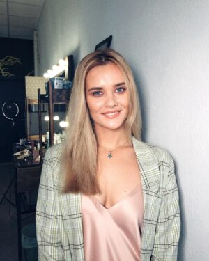 Anna Klinskaya Instagram - Красота спасёт мир?
Думаю, что да😊за это и люблю людей, которые ее творят!
Спасибо @lizabogdanovaaa за прекрасный макияж💕
В очень уютной студии @li.al.beauty.bar ☀️