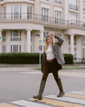 Anna Klinskaya Instagram - Осень🍁
📷 @steshashilova 
🧥 @ri_pirinen