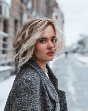 Anna Klinskaya Instagram - #PRO водопад🌊
 
Однажды, мой знакомый остеопат сказал мне : « Почаще представляй, что жизнь это водопад. Вода стремительно бежит в нем, а ты стоишь на месте  и наблюдаешь за быстротечностью . Тогда будешь дольше молодой».
 В Москве, как и в любом мегаполисе , люди постоянно куда-то бегут и ничего не замечают в этой спешке, пропуская жизнь мимо, отягощенные тысячами проблем и миллионами дел...
Я нарушила этот закон сегодня! И вспомнила про «водопад».
Это невероятное ощущение, увидеть себя со стороны.
Сесть на мягкий диван посреди огромного ТРЦ, достать термос с ароматным чаем, расслабиться и просто наблюдать за броуновским движением вокруг.
И внутри стало так спокойно тепло и уютно. 

Берите почаще с собой термос😉