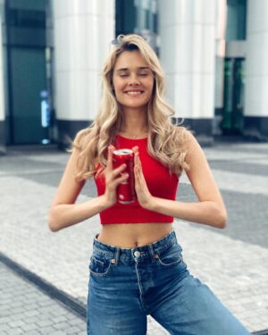 Anna Klinskaya Instagram - Все мои близкие и друзья уже наслышаны о том, что я просто не могу жить без лекций по развитию, личностному росту и йоги👣
А так же без марафонов Блиновской @elena_blinovskaya 😁
Я ,на самом деле, прошла уже почти все ее марафоны и действительно в восторге от них!
Сейчас собираюсь пройти ещё один,  под названием «свидание с телом». 
Так как занимаюсь йогой - учусь ощущать свое тело и правильно заботиться о нем. Но понимаю, что не всегда слышу себя, не всегда понимаю почему что-то болит или что я делаю не так.
Если вам так же важно развиваться и не стоять на месте, то советую пройти со мной) можем потом обменяться ощущениями, а может даже встретиться и поделиться эмоциями.
Марафон начинается уже 14 сентября, а главное, первый эфир бесплатный! Кто хочет научиться понимать о чем говорит наше тело, присоединяйтесь к @date_with_body_ !
А так же, расскажите как вы заботитесь о своем теле?