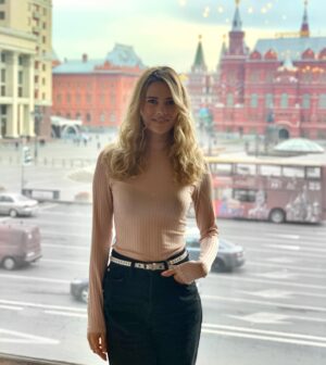 Anna Klinskaya Instagram - Привет!🤚🏼
Как думаешь, пора бы нам развивать внутренний туризм? 🧗🏼‍♀️
В России столько красивых мест, а мы о них практически ничего не знаем. Я и сама очень люблю путешествовать, но последнее время, по чужим странам😔.
Мне кажется, что сейчас самое актуальное время для этого!
Это действительно важно! 
Ведь, Россия использует свои туристические ресурсы максимум на 20%. 
Важно быть гостеприимными и знать о своём государстве как можно больше!
Только задумайтесь как красив Байкал, как прекрасны горы и озера Алтая, какая природа в Карелии и множество других мест, о которых мы даже никогда не слышали!🌅
К тому же, побывав сегодня на Всероссийском конкурсе «Мастера гостеприимства», пообщавшись с наставниками, понимаешь, как много мы можем сделать✨
Цель данного мероприятия выявить лучших в сфере туризма и гостеприимства,  раскрыть потенциал профессионалов, сформировать новые традиции, повысить стандарты сервиса и престижа профессий во всех сферах индустрии гостеприимства. Это один из проектов президентской платформы «Россия – страна возможностей». В котором могут учавствовать все кто принадлежит к данной сфере.
АНО «Россия – страна возможностей» развивает одноименную платформу, объединяющую 25 проектов: конкурс управленцев «Лидеры России», студенческая олимпиада «Я – профессионал», международный конкурс «Мой первый бизнес» и другие.

#МастераГостеприимства