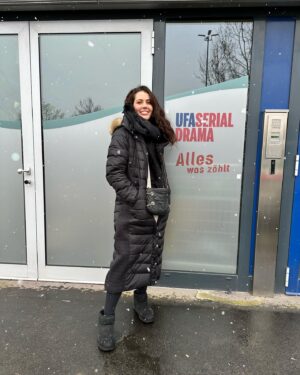 Anna-Lea Mende Instagram - hi friends! time to break the news.. Seit gestern könnt ihr mich als Maria Díaz bei @alleswaszaehlt sehen! 💃🏻

Vielen Dank an das tolle Team vor und hinter der Kamera & special thanks to
 
Casting @tinarinderspacher 
German Agency @crawford_talents

@rtlplus @rtl_com @ufa_production 

//

🇺🇸 As of yesterday I‘m playing Maria Díaz in the German TV show @alleswaszaehlt — unfortunately it’s German network and Europe restricted streaming, so there’s nothing I can share with my US friends yet but I will when I can! I had the best time on set — my dearest thanks to CD @tinarinderspacher & my German Agent @crawford_talents 

@rtlplus @rtl_com @ufa_production