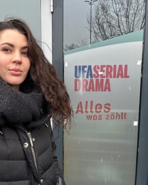 Anna-Lea Mende Instagram - hi friends! time to break the news.. Seit gestern könnt ihr mich als Maria Díaz bei @alleswaszaehlt sehen! 💃🏻

Vielen Dank an das tolle Team vor und hinter der Kamera & special thanks to
 
Casting @tinarinderspacher 
German Agency @crawford_talents

@rtlplus @rtl_com @ufa_production 

//

🇺🇸 As of yesterday I‘m playing Maria Díaz in the German TV show @alleswaszaehlt — unfortunately it’s German network and Europe restricted streaming, so there’s nothing I can share with my US friends yet but I will when I can! I had the best time on set — my dearest thanks to CD @tinarinderspacher & my German Agent @crawford_talents 

@rtlplus @rtl_com @ufa_production