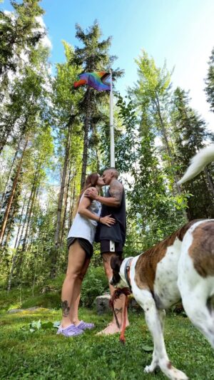 Anna-Liisa Bergström Instagram - IHANAA HELSINKI PRIDEA NARTTULAUMAN MÖKKI PRIDELTA   🌸🏳️‍🌈🏳️‍⚧️

Pidetään lippu korkealla, vaikkei olisi tankoakaan🏳️‍🌈🏳️‍⚧️
Ei pyydetä lupaa olla olemassa, ei pyydetä lupaa rakastaa. 
Syrjintä ja viha on valitettavasti ja edelleen yhä voimakkaita, joten seisotaan yhdessä ja puolustetaan toisiamme ❤️ Yhdessä me ollaan isompi voima, niinkuin sata tuhatta ihmistä näytti ja marssi tänään ihmisoikeuksien puolesta @helsinkipride :lla 🥹❤️🏳️‍🌈🏳️‍⚧️ 

jatketaan taistelua vapauden, ihmisoikeuksien ja yhdenvertaisuuden puolesta 365 ❤️‍🔥❤️‍🔥

xoxo Gee & Bee & M