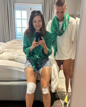 Anna-Liisa Bergström Instagram - Makaan Mäkkyrän kanssa sohvalla ja nautin aamukahvista. Hitaat aamut best🫶🏻❤️
Välillä hyvä pysähtyä ja miettiä mitä kaikkea kerennyt tapahtua puoleen vuoteen.😅Nyt on ihanaa vaan elää ”normi” arkea..Toki mitä ikinä se meillä tarkoittaakaan😂
@ellugee on ollut muutaman yön reissunpäällä ja me ollaan oltu kaksin 🐶🙋🏻‍♀️
Arkeen on kuulunut omaa treeniä, joka on salia tai juoksua. Ihanaa, että pystyn ottaan 🐶 mukaan mun lenkeille, koska hän rakastaa juosta🩷 Töitä tehty mukavasti, toki maanantai meni palautuessa kisoista.

Kuvat on viime matkalta Etelä-Afrikasta☀️Se oli matkojen matka 😂 jolloin sattui ja tapahtui. Just nyt ei ole matkustamista ikävä, koska tuli ehkä viime matkalla mitta täyteen epäonnea..polvetkin aukesi ja niistä jäi muistot 🙈mutta lämpö saisi tulla pian tänne Suomeenkin ☀️☀️☀️
Eipä mulla muuta tällä kertaa💖

Mökkeily tuntuu just nyt parhaalta😊💖