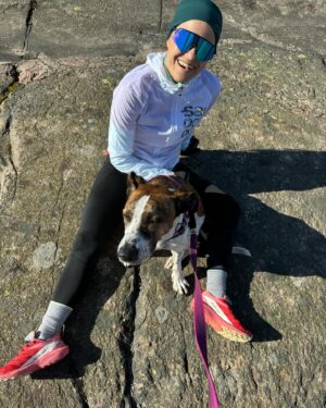 Anna-Liisa Bergström Instagram - Kevät🌱
Uusi alku, mun keholle❤️ Olen antanut aikaa sen parantua ja hyväksynyt sen mitä oli edessä. Nyt olen taas valmis menemään ja laittamaan isomman vaihteen päälle💪

Viime syksy oli todella uuvuttava. Kävin kamppailua henkisesti ja fyysisesti. Nyt on kierteet ohi ja aika uudelle☀️
Paljon kaikkea ihanaa jo tapahtunut..esim.tää tyyppi tässä kainalossa🐶
Mitä kevät tuo teille tullessaan?🫶🏻