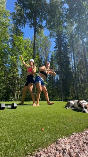 Anna-Liisa Bergström Instagram - Hyvää juhannusta lomalaisilta😎
Nyt ollaan laskeuduttu loma-moodiin🤪 Päivä alkoi piirakan syönnillä, koska sitä voi syödä vaikka aamupalaksi 🤭😋
Sitte mentiin juokseen ja päälle viel juhannussali, AVOT!

Poksautettiin auki meidän lempi samppis🥂
Kippis lomalle ja juhannukselle🍀☀️