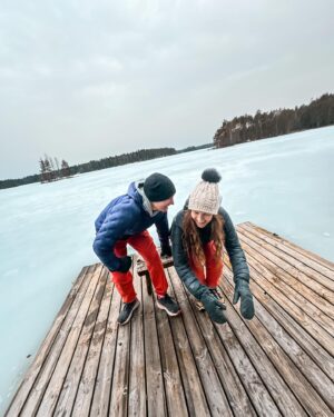 Anna-Liisa Bergström Instagram - Olipa ihanan rento pääsiäinen 💚🐣
Oltiin meidän möksällä ekaa kertaa yötä ja heti 3 kerrallaan.
Ekana yönä Maggie vähän stressasi, kun oltiin tultu uuteen paikkaan, mutta rentoutu kun siirrettiin sänky meidän viereen🫶🏻
Ellu teki lumitöitä ja mää toimin kokkina. Luukutettiin leffoja ja fiilisteltiin ihanaa ilmaa laiturilla☀️