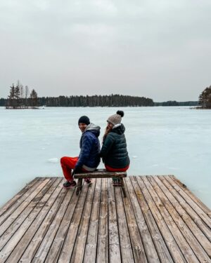 Anna-Liisa Bergström Instagram - Olipa ihanan rento pääsiäinen 💚🐣
Oltiin meidän möksällä ekaa kertaa yötä ja heti 3 kerrallaan.
Ekana yönä Maggie vähän stressasi, kun oltiin tultu uuteen paikkaan, mutta rentoutu kun siirrettiin sänky meidän viereen🫶🏻
Ellu teki lumitöitä ja mää toimin kokkina. Luukutettiin leffoja ja fiilisteltiin ihanaa ilmaa laiturilla☀️