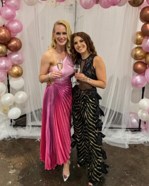 Anna-Liisa Bergström Instagram - Tänään juhlitaan ihanaa, lempeää ja kaunista @heleniusjutta ❤️❤️❤️
Korkkarit kattoon 🎉

Mun ja Jutan Muah: @miia_ollula ✨