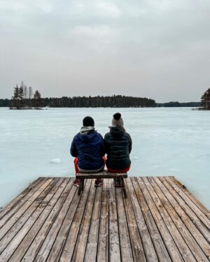 Anna-Liisa Bergström Instagram - Olipa ihanan rento pääsiäinen 💚🐣
Oltiin meidän möksällä ekaa kertaa yötä ja heti 3 kerrallaan.
Ekana yönä Maggie vähän stressasi, kun oltiin tultu uuteen paikkaan, mutta rentoutu kun siirrettiin sänky meidän viereen🫶🏻
Ellu teki lumitöitä ja mää toimin kokkina. Luukutettiin leffoja ja fiilisteltiin ihanaa ilmaa laiturilla☀️