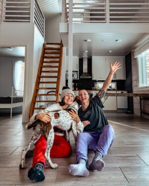 Anna-Liisa Bergström Instagram - ME OSTETTIIIN MÖKKI 🏰
tai lainattiin pankilta rahaa 😅
Ei olla oikeen päätetty sen nimeä vielä… kakkoskoti metsän siimeksessä haltiatonttujen ympäröimänä ✨

Eka mikä löydettiin ja kolahti heti sen verran, et käytiin katsomassa. Tiedettiin heti, et tää on meidän ja nyt se on!🤭

kesäjuhlia odotellessa ☀️🥂