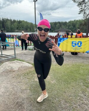 Anna-Liisa Bergström Instagram - Nyt se on koettu: elämäni eka triathlon(kokeilusarjassa:200m🏊‍♀️,10km🚴🏻‍♀️,2,5km🏃🏻‍♀️)
Oli kyllä upeeta!!!!😍
Jännitti kyllä jonkin verran, mutta sitten se unohtui, kun sarja lähti käyntiin.
Mun ei todellakaan pitänyt vielä mennä triathloniin mukaan, kun ehkä vasta loppu kesästä tai ens kesänä😅, mutta valmentajani @trijuuso houkutteli mut mukaan sekä @seppanen.aleksi jonka näin sattumalta pari viikkoa sitten💪😜
Mut siis oli NIIN KIVAA!!!!❣️💯😍☀️💪🏊‍♀️🚴🏻‍♀️🏃🏻‍♀️

Uintia jännitin eniten, mutta näin olen kuullut, että se on monelle se heikoin. Mää tykkään uida, mutta teknisesti en todellakaan vielä osaa😂 Tulipahan sekin testattua ja avovedessä. On muuten aivan eri asia uida luonnossa, kun uimahallissa🙈 Välillä polskin ihan 🐸 eteenpäin😂

Pyöräily meni hyvin ja yllätyin jopa itse, ku jaksoin polkea aika kovaa😅

Juoksu best!!! Se meni ihan ookoo, olisin voinut ehkä alkuun puristaa enemmän, mutta oli jalat viel kosmeessa pyöräilystä. 

Vaihdot olikin sitten ihan oma lukunsa..😂Märkkärin riisumisesta olisi tullut hyvää somematskua😂 mut siihenkin kuulemma oppii😊

Oli kyllä kiva lauantain aloitus ja kiitos kannustajalleni @ellugee ❤️ ja tietty koutsi @trijuuso 💪

P.S. Sain muuten @sporttitintti märkkärin lainaan❣️olin siitä aika ylpeä😜
