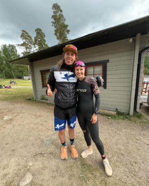 Anna-Liisa Bergström Instagram - Nyt se on koettu: elämäni eka triathlon(kokeilusarjassa:200m🏊‍♀️,10km🚴🏻‍♀️,2,5km🏃🏻‍♀️)
Oli kyllä upeeta!!!!😍
Jännitti kyllä jonkin verran, mutta sitten se unohtui, kun sarja lähti käyntiin.
Mun ei todellakaan pitänyt vielä mennä triathloniin mukaan, kun ehkä vasta loppu kesästä tai ens kesänä😅, mutta valmentajani @trijuuso houkutteli mut mukaan sekä @seppanen.aleksi jonka näin sattumalta pari viikkoa sitten💪😜
Mut siis oli NIIN KIVAA!!!!❣️💯😍☀️💪🏊‍♀️🚴🏻‍♀️🏃🏻‍♀️

Uintia jännitin eniten, mutta näin olen kuullut, että se on monelle se heikoin. Mää tykkään uida, mutta teknisesti en todellakaan vielä osaa😂 Tulipahan sekin testattua ja avovedessä. On muuten aivan eri asia uida luonnossa, kun uimahallissa🙈 Välillä polskin ihan 🐸 eteenpäin😂

Pyöräily meni hyvin ja yllätyin jopa itse, ku jaksoin polkea aika kovaa😅

Juoksu best!!! Se meni ihan ookoo, olisin voinut ehkä alkuun puristaa enemmän, mutta oli jalat viel kosmeessa pyöräilystä. 

Vaihdot olikin sitten ihan oma lukunsa..😂Märkkärin riisumisesta olisi tullut hyvää somematskua😂 mut siihenkin kuulemma oppii😊

Oli kyllä kiva lauantain aloitus ja kiitos kannustajalleni @ellugee ❤️ ja tietty koutsi @trijuuso 💪

P.S. Sain muuten @sporttitintti märkkärin lainaan❣️olin siitä aika ylpeä😜