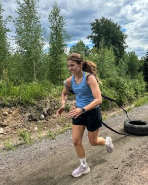Anna-Liisa Bergström Instagram - Juhannus🍀☀️🥰🏃🏽‍♀️‍➡️🥂❤️
Sporttailua, piirakkaa, samppista ja pihatöitä😍

1.kuva: Ilme kertoo kaiken tämän päivän treenistä
2.kuva: 2km lämppää ja siitä 10 krt mäki ylös juosten
3.kuva: piirakkaa 
4.kuva: boxi hypyt
5.kuva: jatkuu..
6.kuva: äidin ja isän kanssa laitettiin kukkia mitä he toivat meille
7.kuva: muru ja Maggie aamulla unisena
8.kuva: juhannusaatto laiturilla samppanjaa nauttien 🥂
9.kuva: E halusi suppailla, minä nautin laiturilla olosta, kun ei tarvinnut tehdä mitään
10.kuva: Maggie ❤️