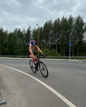 Anna-Liisa Bergström Instagram - Nyt se on koettu: elämäni eka triathlon(kokeilusarjassa:200m🏊‍♀️,10km🚴🏻‍♀️,2,5km🏃🏻‍♀️)
Oli kyllä upeeta!!!!😍
Jännitti kyllä jonkin verran, mutta sitten se unohtui, kun sarja lähti käyntiin.
Mun ei todellakaan pitänyt vielä mennä triathloniin mukaan, kun ehkä vasta loppu kesästä tai ens kesänä😅, mutta valmentajani @trijuuso houkutteli mut mukaan sekä @seppanen.aleksi jonka näin sattumalta pari viikkoa sitten💪😜
Mut siis oli NIIN KIVAA!!!!❣️💯😍☀️💪🏊‍♀️🚴🏻‍♀️🏃🏻‍♀️

Uintia jännitin eniten, mutta näin olen kuullut, että se on monelle se heikoin. Mää tykkään uida, mutta teknisesti en todellakaan vielä osaa😂 Tulipahan sekin testattua ja avovedessä. On muuten aivan eri asia uida luonnossa, kun uimahallissa🙈 Välillä polskin ihan 🐸 eteenpäin😂

Pyöräily meni hyvin ja yllätyin jopa itse, ku jaksoin polkea aika kovaa😅

Juoksu best!!! Se meni ihan ookoo, olisin voinut ehkä alkuun puristaa enemmän, mutta oli jalat viel kosmeessa pyöräilystä. 

Vaihdot olikin sitten ihan oma lukunsa..😂Märkkärin riisumisesta olisi tullut hyvää somematskua😂 mut siihenkin kuulemma oppii😊

Oli kyllä kiva lauantain aloitus ja kiitos kannustajalleni @ellugee ❤️ ja tietty koutsi @trijuuso 💪

P.S. Sain muuten @sporttitintti märkkärin lainaan❣️olin siitä aika ylpeä😜