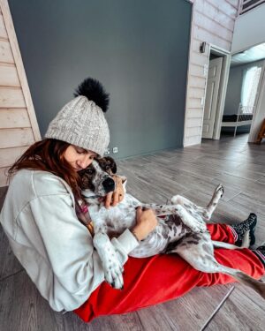 Anna-Liisa Bergström Instagram - ME OSTETTIIIN MÖKKI 🏰
tai lainattiin pankilta rahaa 😅
Ei olla oikeen päätetty sen nimeä vielä… kakkoskoti metsän siimeksessä haltiatonttujen ympäröimänä ✨

Eka mikä löydettiin ja kolahti heti sen verran, et käytiin katsomassa. Tiedettiin heti, et tää on meidän ja nyt se on!🤭

kesäjuhlia odotellessa ☀️🥂