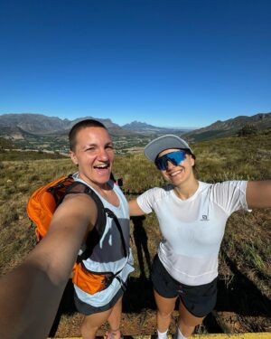 Anna-Liisa Bergström Instagram - Ihana oli tämä paikka Franschhoek😍
Ei tehty sitä perinteistä ratikka/viini kierrosta mitä suositeltiin, kun ajateltiin, että parempi jättää välistä…muuten olis mennyt seuraava päivä makoillessa. Toki kyllä me sitten poolilla muutama juoma juotiin😅

Ollaan pelattu tennistä, haikattu, uitu, syöty hyvin ja tietty nukuttu pitkiä öitä🥰🥰
Outoa meille, kun meillä on tullut rutiiniksi mennä nukkumaan ennen klo22 ja ylös klo7. Minä herään välillä jo klo6😅

Nyt matka jatkuu kohti Simons townia ja siellä luvassa ainakin pingviinien kohtaaminen
🐧✨
