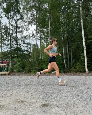 Anna-Liisa Bergström Instagram - Nyt se on koettu: elämäni eka triathlon(kokeilusarjassa:200m🏊‍♀️,10km🚴🏻‍♀️,2,5km🏃🏻‍♀️)
Oli kyllä upeeta!!!!😍
Jännitti kyllä jonkin verran, mutta sitten se unohtui, kun sarja lähti käyntiin.
Mun ei todellakaan pitänyt vielä mennä triathloniin mukaan, kun ehkä vasta loppu kesästä tai ens kesänä😅, mutta valmentajani @trijuuso houkutteli mut mukaan sekä @seppanen.aleksi jonka näin sattumalta pari viikkoa sitten💪😜
Mut siis oli NIIN KIVAA!!!!❣️💯😍☀️💪🏊‍♀️🚴🏻‍♀️🏃🏻‍♀️

Uintia jännitin eniten, mutta näin olen kuullut, että se on monelle se heikoin. Mää tykkään uida, mutta teknisesti en todellakaan vielä osaa😂 Tulipahan sekin testattua ja avovedessä. On muuten aivan eri asia uida luonnossa, kun uimahallissa🙈 Välillä polskin ihan 🐸 eteenpäin😂

Pyöräily meni hyvin ja yllätyin jopa itse, ku jaksoin polkea aika kovaa😅

Juoksu best!!! Se meni ihan ookoo, olisin voinut ehkä alkuun puristaa enemmän, mutta oli jalat viel kosmeessa pyöräilystä. 

Vaihdot olikin sitten ihan oma lukunsa..😂Märkkärin riisumisesta olisi tullut hyvää somematskua😂 mut siihenkin kuulemma oppii😊

Oli kyllä kiva lauantain aloitus ja kiitos kannustajalleni @ellugee ❤️ ja tietty koutsi @trijuuso 💪

P.S. Sain muuten @sporttitintti märkkärin lainaan❣️olin siitä aika ylpeä😜