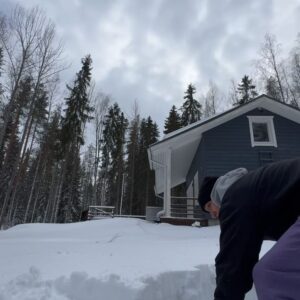 Anna-Liisa Bergström Instagram - ME OSTETTIIIN MÖKKI 🏰
tai lainattiin pankilta rahaa 😅
Ei olla oikeen päätetty sen nimeä vielä… kakkoskoti metsän siimeksessä haltiatonttujen ympäröimänä ✨

Eka mikä löydettiin ja kolahti heti sen verran, et käytiin katsomassa. Tiedettiin heti, et tää on meidän ja nyt se on!🤭

kesäjuhlia odotellessa ☀️🥂