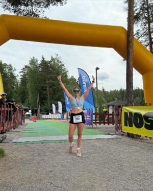 Anna-Liisa Bergström Instagram - Nyt se on koettu: elämäni eka triathlon(kokeilusarjassa:200m🏊‍♀️,10km🚴🏻‍♀️,2,5km🏃🏻‍♀️)
Oli kyllä upeeta!!!!😍
Jännitti kyllä jonkin verran, mutta sitten se unohtui, kun sarja lähti käyntiin.
Mun ei todellakaan pitänyt vielä mennä triathloniin mukaan, kun ehkä vasta loppu kesästä tai ens kesänä😅, mutta valmentajani @trijuuso houkutteli mut mukaan sekä @seppanen.aleksi jonka näin sattumalta pari viikkoa sitten💪😜
Mut siis oli NIIN KIVAA!!!!❣️💯😍☀️💪🏊‍♀️🚴🏻‍♀️🏃🏻‍♀️

Uintia jännitin eniten, mutta näin olen kuullut, että se on monelle se heikoin. Mää tykkään uida, mutta teknisesti en todellakaan vielä osaa😂 Tulipahan sekin testattua ja avovedessä. On muuten aivan eri asia uida luonnossa, kun uimahallissa🙈 Välillä polskin ihan 🐸 eteenpäin😂

Pyöräily meni hyvin ja yllätyin jopa itse, ku jaksoin polkea aika kovaa😅

Juoksu best!!! Se meni ihan ookoo, olisin voinut ehkä alkuun puristaa enemmän, mutta oli jalat viel kosmeessa pyöräilystä. 

Vaihdot olikin sitten ihan oma lukunsa..😂Märkkärin riisumisesta olisi tullut hyvää somematskua😂 mut siihenkin kuulemma oppii😊

Oli kyllä kiva lauantain aloitus ja kiitos kannustajalleni @ellugee ❤️ ja tietty koutsi @trijuuso 💪

P.S. Sain muuten @sporttitintti märkkärin lainaan❣️olin siitä aika ylpeä😜