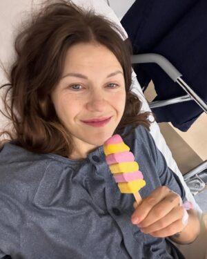 Anna-Liisa Bergström Instagram - Leikkaus ohi🫶🏻
Voin kertoa, että en oo mitään asiaa jännittänyt koskaan noin paljoa. Kaikki oli mulle nimittäin uutta: mun eka leikkaus, nukutus, vahvojen rauhoittavien syönti 🙈😅

Kuva 1. Vartti mun heräämisen jälkeen sain jo valita mitä jätskiä haluan. Mun yhtä lemppari mehujäätä oli tarjolla🩷💛amppari🐝

Kuva 2. Just herännyt ja otin kuvan: olin tosi happy!😍 vihdoin tää sairastelukierre saa jäädä pois

Kuva 3. Oon saanut esilääkityksen ja kattelen puhelinta sekä laitan kavereille videoviestejä ihan pöllyissä🙈😅

Eniten haluan kiittää @pihlajalinnaig upeaa henkilökuntaa. Tunsin olevani hyvissä käsissä ja toinen tärkeä asia on mulle henkilökohtaisesti, että ihmiset on empaattisia ja osaa ottaa tilanteen huomioon. Mää olen aika herkkä tyyppi. Itken ja näytän mun tunteet; ilon ja surun kyyneleet. 
Tähän sain myös ymmärrystä🩷

💛Kiitos Suvi hoitaja, kun otit mut vastaan saavuttuani ja meidän hyvistä keskusteluista

💛Kiitos anestesialääkäri, joka laitoit mulle tipan ja tulit juttelemaan ennen toimenpidettä. Sekä annoit mulle kunnon tropit.
Tipan laittoa jännitin eniten, mutta turhaan. Mun lääkäri oli niin hyvä!!! Tästä mulla oli huono kokemus lapsena, kun olin tutkimuksissa Ouksissa viikon verran migreenin takia.

💛Kiitos mun leikanneelle lääkärille Jussille. Ihanan ihmisläheinen ja mukava. Kävin hänen vastaanotolla aika monta kertaa, kun sitte päätettiin et nyt päästään nielurisoista eroon.

💛Kiitos Hannele, kun olit mun vierellä herätessäni. Olin aivan kuutamolla..mut heti sain jätskiä sänkyyn. Tulit mukaan vessaankin, kun pyysin🙈 oli aika paljon pyörrytystä päässä ja mun verenpaineet kuulemma oli aika alhaiset.

Ja kiitos vielä kaikille muille hoitajille, jotka autoitte leikkaussalissa. Siinä vaiheessa olin jo niin kuutamolla etten muista edes teidän kasvoja🙈🫶🏻

Tästä alkaa mun UUSI JAKSO elämässä puhtaalta pöydältä!
Vihdoin pääsen alottaa kunnolla treenit tän sairastelun jälkeen. Nyt vielä pari viikkoa makoilua, jätskiä ja Maggien kanssa loikoilua sohvalla🐶
@ellugee rakas nyt on ollut mun tukena koko ajan❤️PUS

Nyt otan jo aamun toisen jäden.🍦