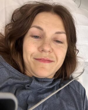 Anna-Liisa Bergström Instagram - Leikkaus ohi🫶🏻
Voin kertoa, että en oo mitään asiaa jännittänyt koskaan noin paljoa. Kaikki oli mulle nimittäin uutta: mun eka leikkaus, nukutus, vahvojen rauhoittavien syönti 🙈😅

Kuva 1. Vartti mun heräämisen jälkeen sain jo valita mitä jätskiä haluan. Mun yhtä lemppari mehujäätä oli tarjolla🩷💛amppari🐝

Kuva 2. Just herännyt ja otin kuvan: olin tosi happy!😍 vihdoin tää sairastelukierre saa jäädä pois

Kuva 3. Oon saanut esilääkityksen ja kattelen puhelinta sekä laitan kavereille videoviestejä ihan pöllyissä🙈😅

Eniten haluan kiittää @pihlajalinnaig upeaa henkilökuntaa. Tunsin olevani hyvissä käsissä ja toinen tärkeä asia on mulle henkilökohtaisesti, että ihmiset on empaattisia ja osaa ottaa tilanteen huomioon. Mää olen aika herkkä tyyppi. Itken ja näytän mun tunteet; ilon ja surun kyyneleet. 
Tähän sain myös ymmärrystä🩷

💛Kiitos Suvi hoitaja, kun otit mut vastaan saavuttuani ja meidän hyvistä keskusteluista

💛Kiitos anestesialääkäri, joka laitoit mulle tipan ja tulit juttelemaan ennen toimenpidettä. Sekä annoit mulle kunnon tropit.
Tipan laittoa jännitin eniten, mutta turhaan. Mun lääkäri oli niin hyvä!!! Tästä mulla oli huono kokemus lapsena, kun olin tutkimuksissa Ouksissa viikon verran migreenin takia.

💛Kiitos mun leikanneelle lääkärille Jussille. Ihanan ihmisläheinen ja mukava. Kävin hänen vastaanotolla aika monta kertaa, kun sitte päätettiin et nyt päästään nielurisoista eroon.

💛Kiitos Hannele, kun olit mun vierellä herätessäni. Olin aivan kuutamolla..mut heti sain jätskiä sänkyyn. Tulit mukaan vessaankin, kun pyysin🙈 oli aika paljon pyörrytystä päässä ja mun verenpaineet kuulemma oli aika alhaiset.

Ja kiitos vielä kaikille muille hoitajille, jotka autoitte leikkaussalissa. Siinä vaiheessa olin jo niin kuutamolla etten muista edes teidän kasvoja🙈🫶🏻

Tästä alkaa mun UUSI JAKSO elämässä puhtaalta pöydältä!
Vihdoin pääsen alottaa kunnolla treenit tän sairastelun jälkeen. Nyt vielä pari viikkoa makoilua, jätskiä ja Maggien kanssa loikoilua sohvalla🐶
@ellugee rakas nyt on ollut mun tukena koko ajan❤️PUS

Nyt otan jo aamun toisen jäden.🍦