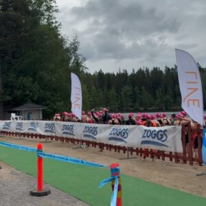 Anna-Liisa Bergström Instagram - Nyt se on koettu: elämäni eka triathlon(kokeilusarjassa:200m🏊‍♀️,10km🚴🏻‍♀️,2,5km🏃🏻‍♀️)
Oli kyllä upeeta!!!!😍
Jännitti kyllä jonkin verran, mutta sitten se unohtui, kun sarja lähti käyntiin.
Mun ei todellakaan pitänyt vielä mennä triathloniin mukaan, kun ehkä vasta loppu kesästä tai ens kesänä😅, mutta valmentajani @trijuuso houkutteli mut mukaan sekä @seppanen.aleksi jonka näin sattumalta pari viikkoa sitten💪😜
Mut siis oli NIIN KIVAA!!!!❣️💯😍☀️💪🏊‍♀️🚴🏻‍♀️🏃🏻‍♀️

Uintia jännitin eniten, mutta näin olen kuullut, että se on monelle se heikoin. Mää tykkään uida, mutta teknisesti en todellakaan vielä osaa😂 Tulipahan sekin testattua ja avovedessä. On muuten aivan eri asia uida luonnossa, kun uimahallissa🙈 Välillä polskin ihan 🐸 eteenpäin😂

Pyöräily meni hyvin ja yllätyin jopa itse, ku jaksoin polkea aika kovaa😅

Juoksu best!!! Se meni ihan ookoo, olisin voinut ehkä alkuun puristaa enemmän, mutta oli jalat viel kosmeessa pyöräilystä. 

Vaihdot olikin sitten ihan oma lukunsa..😂Märkkärin riisumisesta olisi tullut hyvää somematskua😂 mut siihenkin kuulemma oppii😊

Oli kyllä kiva lauantain aloitus ja kiitos kannustajalleni @ellugee ❤️ ja tietty koutsi @trijuuso 💪

P.S. Sain muuten @sporttitintti märkkärin lainaan❣️olin siitä aika ylpeä😜