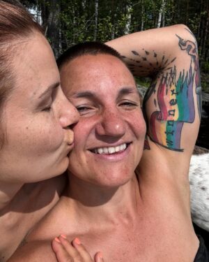 Anna-Liisa Bergström Instagram - well hellou kesäkuu ja Pride-kuukausi! 🏳️‍🌈🏳️‍⚧️
ollaan touhuttu koko viikonloppu mökillä ja pulikoitu vedessä, jokainen tyylillään 😂

meidän ulkosalin tekonurtsille on ilmestyny pieniä 💩 kokkareita ja äsken sain SAMMAKON siitä kiinni itse teossa😅

muistutus Pride-kuukaudesta: jokaisella on oikeus iloon, nähdyksi ja kuulluksi tulemiseen ja ihmisoikeuksiin. Pride on protesti ihmisoikeuksien puolesta. seksuaali- ja sukupuolivähemmistöjen ihmisarvo ei ole mielipidekysymys.