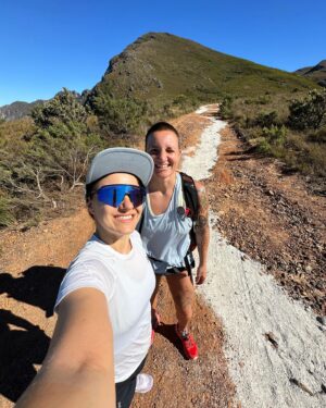 Anna-Liisa Bergström Instagram - Ihana oli tämä paikka Franschhoek😍
Ei tehty sitä perinteistä ratikka/viini kierrosta mitä suositeltiin, kun ajateltiin, että parempi jättää välistä…muuten olis mennyt seuraava päivä makoillessa. Toki kyllä me sitten poolilla muutama juoma juotiin😅

Ollaan pelattu tennistä, haikattu, uitu, syöty hyvin ja tietty nukuttu pitkiä öitä🥰🥰
Outoa meille, kun meillä on tullut rutiiniksi mennä nukkumaan ennen klo22 ja ylös klo7. Minä herään välillä jo klo6😅

Nyt matka jatkuu kohti Simons townia ja siellä luvassa ainakin pingviinien kohtaaminen
🐧✨