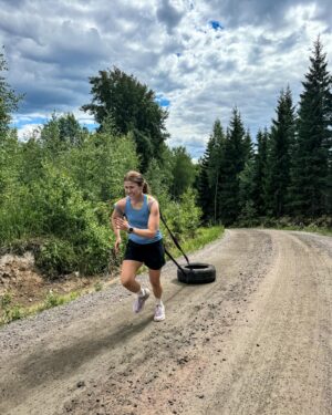 Anna-Liisa Bergström Instagram - Juhannus🍀☀️🥰🏃🏽‍♀️‍➡️🥂❤️
Sporttailua, piirakkaa, samppista ja pihatöitä😍

1.kuva: Ilme kertoo kaiken tämän päivän treenistä
2.kuva: 2km lämppää ja siitä 10 krt mäki ylös juosten
3.kuva: piirakkaa 
4.kuva: boxi hypyt
5.kuva: jatkuu..
6.kuva: äidin ja isän kanssa laitettiin kukkia mitä he toivat meille
7.kuva: muru ja Maggie aamulla unisena
8.kuva: juhannusaatto laiturilla samppanjaa nauttien 🥂
9.kuva: E halusi suppailla, minä nautin laiturilla olosta, kun ei tarvinnut tehdä mitään
10.kuva: Maggie ❤️