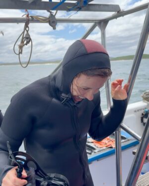 Anna-Liisa Bergström Instagram - Mä tein sen!!! HAIHÄKKI🦈

Olin ihan varma etten pysty, koska tuossa oli niin monta epämiellyttävää elementtiä yhdessä paketissa: häkki, vesi ja hait😅

Mulla on vähän ahtaanpaikankammo ja sitten viel vesi yhdistettynä siihen, puhumattakaan mitä häkin ulkopuolella oli🦈🦈🦈
Vitsi mikä kokemus🤩🤩🤩
Taas voi laittaa yhden rastin ruutuun mitä hienoa on päässyt taas kokemaan🥰