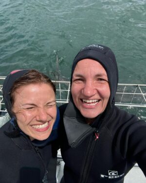 Anna-Liisa Bergström Instagram - Mä tein sen!!! HAIHÄKKI🦈

Olin ihan varma etten pysty, koska tuossa oli niin monta epämiellyttävää elementtiä yhdessä paketissa: häkki, vesi ja hait😅

Mulla on vähän ahtaanpaikankammo ja sitten viel vesi yhdistettynä siihen, puhumattakaan mitä häkin ulkopuolella oli🦈🦈🦈
Vitsi mikä kokemus🤩🤩🤩
Taas voi laittaa yhden rastin ruutuun mitä hienoa on päässyt taas kokemaan🥰
