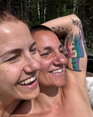 Anna-Liisa Bergström Instagram - well hellou kesäkuu ja Pride-kuukausi! 🏳️‍🌈🏳️‍⚧️
ollaan touhuttu koko viikonloppu mökillä ja pulikoitu vedessä, jokainen tyylillään 😂

meidän ulkosalin tekonurtsille on ilmestyny pieniä 💩 kokkareita ja äsken sain SAMMAKON siitä kiinni itse teossa😅

muistutus Pride-kuukaudesta: jokaisella on oikeus iloon, nähdyksi ja kuulluksi tulemiseen ja ihmisoikeuksiin. Pride on protesti ihmisoikeuksien puolesta. seksuaali- ja sukupuolivähemmistöjen ihmisarvo ei ole mielipidekysymys.