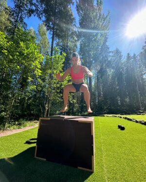 Anna-Liisa Bergström Instagram - Juhannus🍀☀️🥰🏃🏽‍♀️‍➡️🥂❤️
Sporttailua, piirakkaa, samppista ja pihatöitä😍

1.kuva: Ilme kertoo kaiken tämän päivän treenistä
2.kuva: 2km lämppää ja siitä 10 krt mäki ylös juosten
3.kuva: piirakkaa 
4.kuva: boxi hypyt
5.kuva: jatkuu..
6.kuva: äidin ja isän kanssa laitettiin kukkia mitä he toivat meille
7.kuva: muru ja Maggie aamulla unisena
8.kuva: juhannusaatto laiturilla samppanjaa nauttien 🥂
9.kuva: E halusi suppailla, minä nautin laiturilla olosta, kun ei tarvinnut tehdä mitään
10.kuva: Maggie ❤️