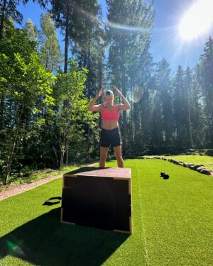Anna-Liisa Bergström Instagram - Juhannus🍀☀️🥰🏃🏽‍♀️‍➡️🥂❤️
Sporttailua, piirakkaa, samppista ja pihatöitä😍

1.kuva: Ilme kertoo kaiken tämän päivän treenistä
2.kuva: 2km lämppää ja siitä 10 krt mäki ylös juosten
3.kuva: piirakkaa 
4.kuva: boxi hypyt
5.kuva: jatkuu..
6.kuva: äidin ja isän kanssa laitettiin kukkia mitä he toivat meille
7.kuva: muru ja Maggie aamulla unisena
8.kuva: juhannusaatto laiturilla samppanjaa nauttien 🥂
9.kuva: E halusi suppailla, minä nautin laiturilla olosta, kun ei tarvinnut tehdä mitään
10.kuva: Maggie ❤️