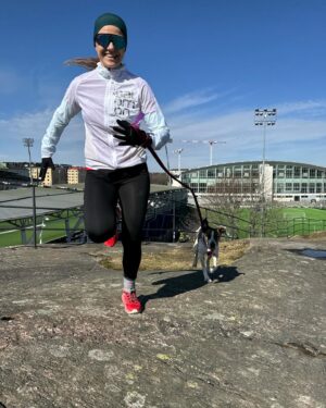 Anna-Liisa Bergström Instagram - Kevät🌱
Uusi alku, mun keholle❤️ Olen antanut aikaa sen parantua ja hyväksynyt sen mitä oli edessä. Nyt olen taas valmis menemään ja laittamaan isomman vaihteen päälle💪

Viime syksy oli todella uuvuttava. Kävin kamppailua henkisesti ja fyysisesti. Nyt on kierteet ohi ja aika uudelle☀️
Paljon kaikkea ihanaa jo tapahtunut..esim.tää tyyppi tässä kainalossa🐶
Mitä kevät tuo teille tullessaan?🫶🏻