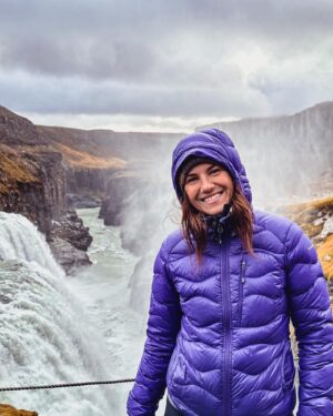 Anna-Liisa Bergström Instagram - Islanti🏔️
Yks paikka omalta bucket-listalta check ✅
Tämä on just niin upea mitä useat ovat hehkuttaneet💖

Aamulla startattiin kotoa ja heti Reykjavikiin saavuttua me hypättiin autoon ja seikkailu alkoi❤️
Tämän päivän paikat oli upeita: valtava vesiputous ja Geysirit
🥰🥰

#tiuhtinjaviuhtinmatkassa