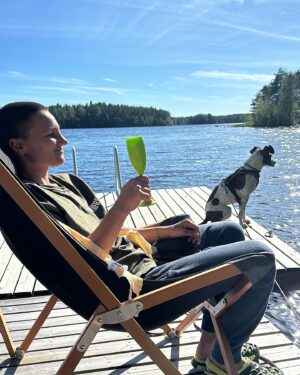Anna-Liisa Bergström Instagram - Juhannus🍀☀️🥰🏃🏽‍♀️‍➡️🥂❤️
Sporttailua, piirakkaa, samppista ja pihatöitä😍

1.kuva: Ilme kertoo kaiken tämän päivän treenistä
2.kuva: 2km lämppää ja siitä 10 krt mäki ylös juosten
3.kuva: piirakkaa 
4.kuva: boxi hypyt
5.kuva: jatkuu..
6.kuva: äidin ja isän kanssa laitettiin kukkia mitä he toivat meille
7.kuva: muru ja Maggie aamulla unisena
8.kuva: juhannusaatto laiturilla samppanjaa nauttien 🥂
9.kuva: E halusi suppailla, minä nautin laiturilla olosta, kun ei tarvinnut tehdä mitään
10.kuva: Maggie ❤️