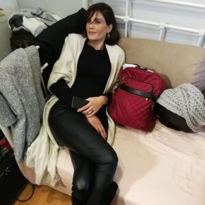 Anna-Maria Papaharalambous Instagram - Περιμένω νυσταζοντας νυστάζω περιμένοντας #photo by @toniagnl #shootingbythesea #epistrofi_ant1 #cold #letsdoit